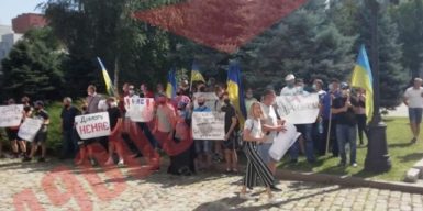 Под Днепропетровским облсоветом активисты угрожают перекрывать дороги: фото, видео