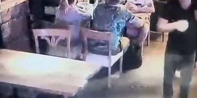 В популярном ресторане в центре Днепра ограбили посетителей: видео