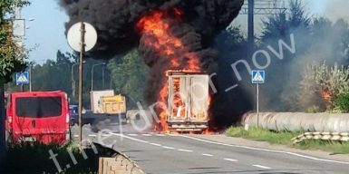 В Днепре прямо на дороге горит грузовик: фото