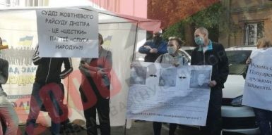 В Днепре активисты пикетировали суд, где рассматривают дело о захвате рынка: фото