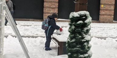 Маленькие жители Днепра развлекаются на снежной улице Короленко: фото