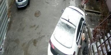 В центре Днепра неизвестный пытался угнать автомобиль, а затем — украсть веник: видео