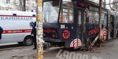 В Днепре на Старомостовой трамвай сбил женщину и влетел в остановку: фото, видео