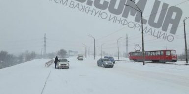 В Днепре снежная буря спровоцировала коллапс на дорогах: фото, видео