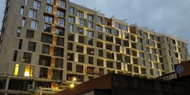 В Днепре подсветили фасад нового дома на Кучеревского: фото