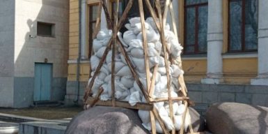 Днепровские музейщики защитили памятник Яворницкому