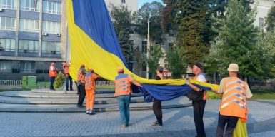 На центральному проспекті Дніпра замінили один з найбільших прапорів України