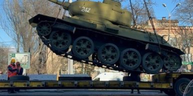 Демонтували пам’ятник-танк, розташований на проспекті Яворницького у Дніпрі
