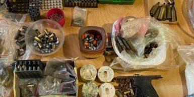 На Дніпропетровщині затримали учасників ОЗГ, які зберігали та продавали зброю і наркотики