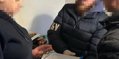 На кордоні затримали ексчиновницю, яка віддала окупантам 24 “швидкі” для депортації українських дітей до РФ