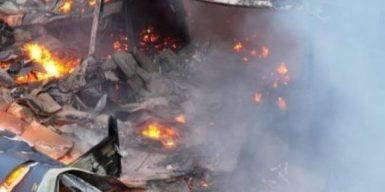 Ворог поцілив у супермаркет у Нікополі: будівля палає
