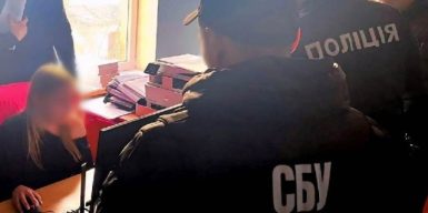 У Кам’янському працівниця юстиції вимагала хабар за зняття арешту з майна