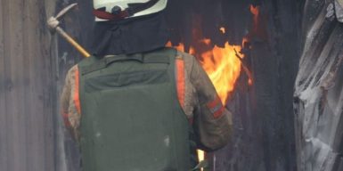 Ракетна атака на Дніпровський район: рятувальники приборкали пожежі