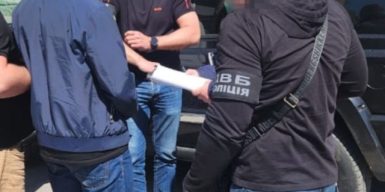 Поліцейський з Дніпропетровської області вимагав хабар у підприємця