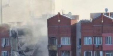 Росіяни поцілили ракетою у багатоповерхівку у Дніпрі: є загиблий і поранені