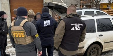 На Буковині правоохоронець за €20 000 перевозив «ухилянтів» у багажнику авто