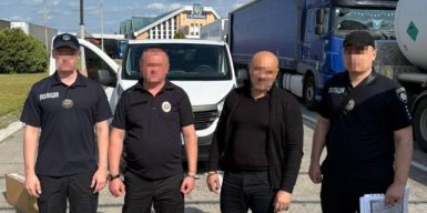 Німеччина передала Україні двох іноземців, підозрюваних у збуті фальшивих доларів
