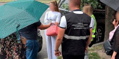 Директорка підприємства вимагала $19 000 за зняття з розшуку ТЦК і бронювання