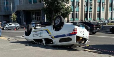 У Києві під час ДТП перекинулось авто поліції: загинув поліцейський
