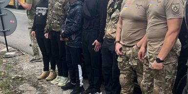 У Києві викрили поліцейського, який за 6 тисяч євро перевозив ухилянтів до кордону під виглядом спецпризначенців