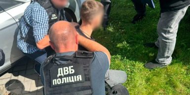Поліція затримала ще трьох “бігунків”, які допомагали отримати права