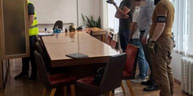 На Київщині посадовець вимагав 15 тисяч доларів за «допомогу» з військовим обліком