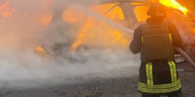 Понівечені будинки і автівки: ворог атакував Дніпропетровщину