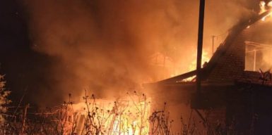 Внаслідок ворожих атак на Дніпропетровщині горіли будинки