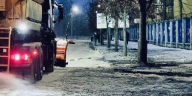 У Дніпрі на набережній біля потрощеного заводу триває ліквідація наслідків атаки БпЛА: рух для транспорту буде змінено