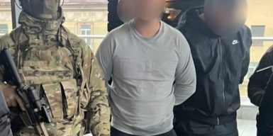 У Дніпрі двоє злочинців змушували чоловіка продати авто і сплатити їм 35 000 доларів