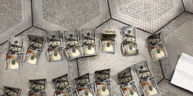 Чиновниця міськради на Дніпропетровщині вимагала хабарі за розміщення реклами