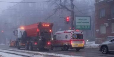 У Дніпрі через ожеледицю громадський транспорт працює з обмеженнями