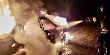 Ворог вранці атакував Дніпро безпілотниками: горіли будинки та авто