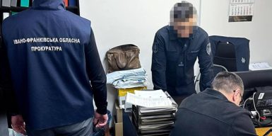 На Прикарпатті керівник слідчого відділу поліції вимагав 5 000 доларів за «невтручання» у бізнес