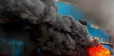 Росіяни вдарили по Дніпру: спалахнула пожежа