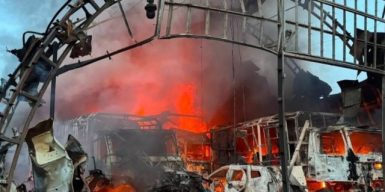 Внаслідок ворожої атаки у Дніпровському районі згорів склад комунальної техніки