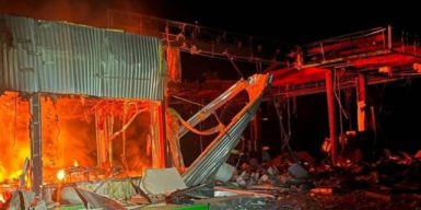 Ворог вночі атакував спортшколу та АЗС на Дніпропетровщині