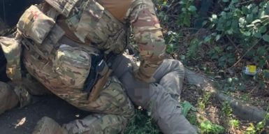 Лікар з Дніпропетровщини організував схему вивезення військовослужбовця з частини за 7 тисяч доларів
