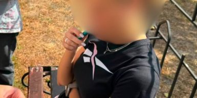 У Києві волонтер та працівниця Червоного Хреста вимагали $20 тисяч за «бронь» і виїзд за кордон
