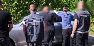 Киянин брав по 20 тисяч доларів за незаконне переправлення чоловіків через кордон