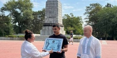 Найбільший маруновий берет для Шевченка та тисячі «Тарілок щастя»: як Дніпро відзначає День міста