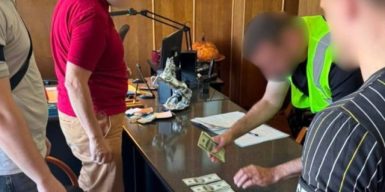 На Житомирщині головлікар вимагав $4000 у військового за фіктивну інвалідність