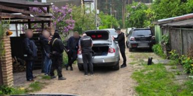Керівник комунального підприємства, його співмешканка та правоохоронець намагалися привласнити майно іноземки на 21 млн грн