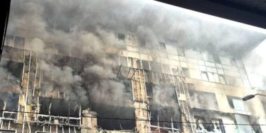 Росіяни вдарили по Дніпру безпілотником: вирує пожежа у бізнес-центрі