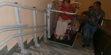 В днепровском театре расширили зону комфорта — установили подъемник для людей с инвалидностью