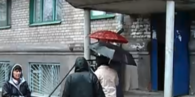 В Днепре журналисты спасли заложников подъезда: видео