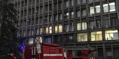 В Днепре возник пожар в офисе издательства «Зоря»: фото, видео
