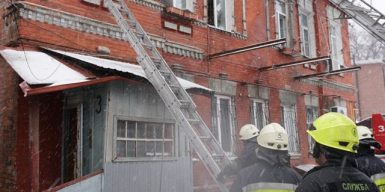 В Днепре полсотни пожарных почти восемь часов тушили жилой дом: видео