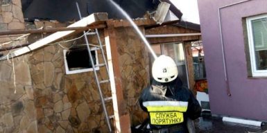 В Днепре загорелась летняя кухня частного дома: фото