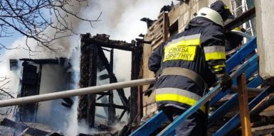 В центре Днепра загорелся жилой дом: фото, видео